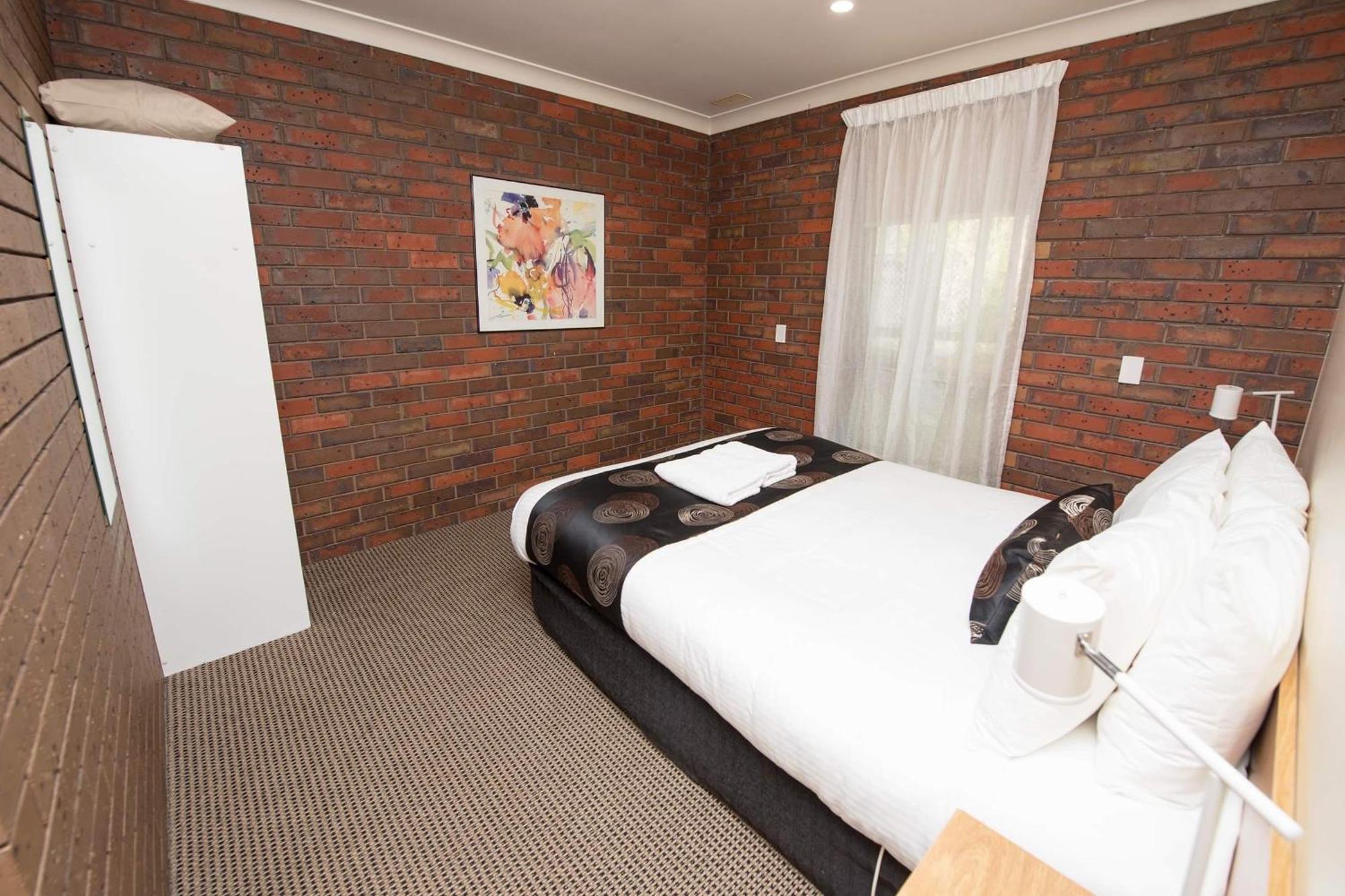 Jacaranda Holiday Units Суон Хил Екстериор снимка