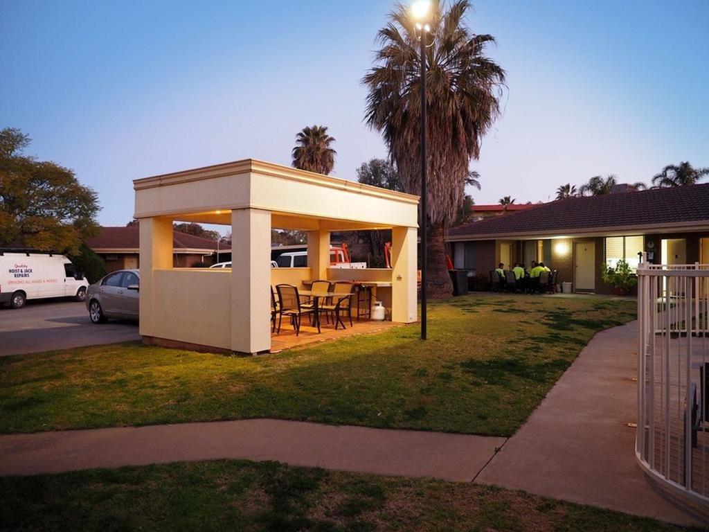 Jacaranda Holiday Units Суон Хил Екстериор снимка